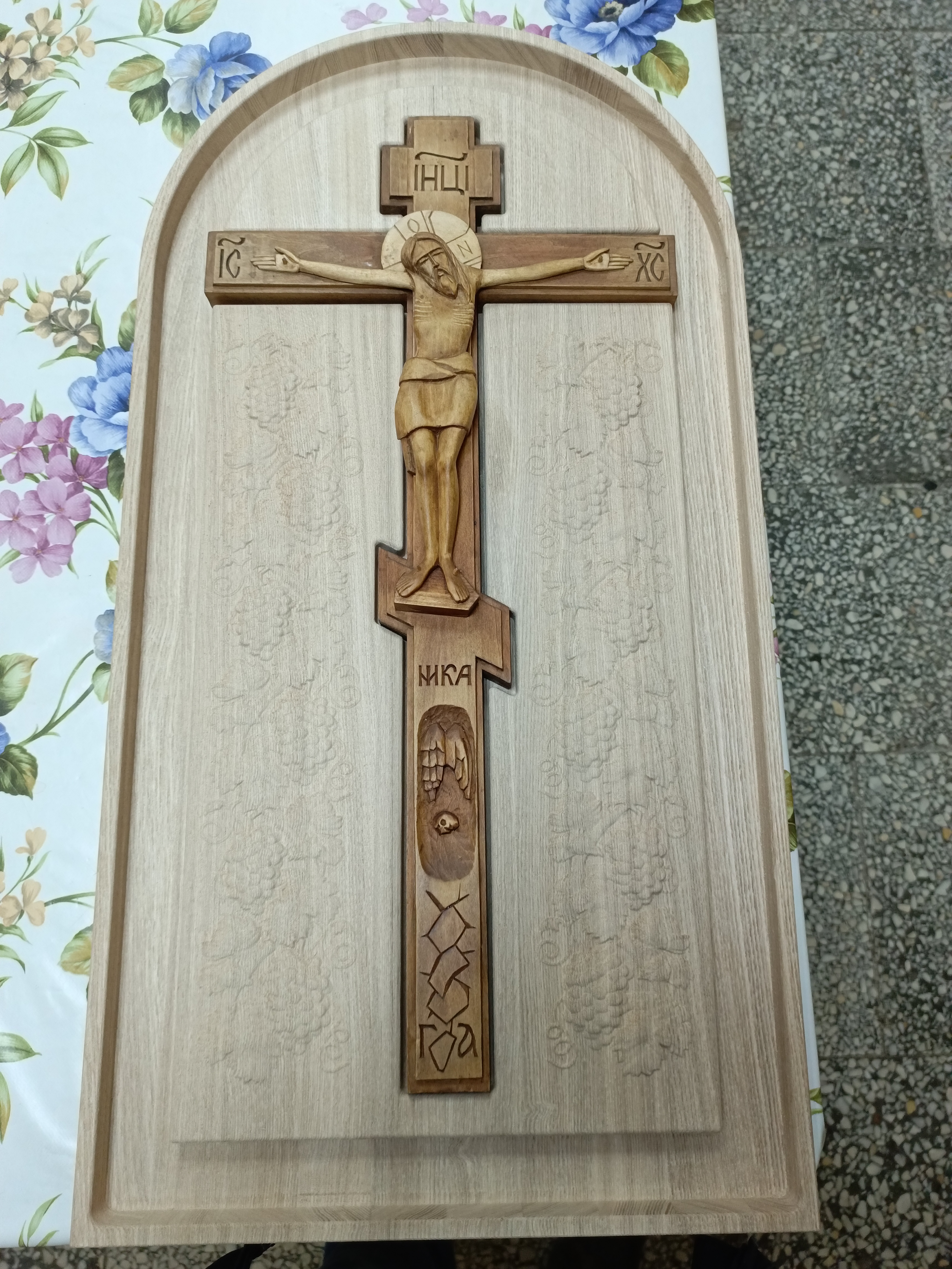 Резная подложка из ясеня под давальческий крест-распятие